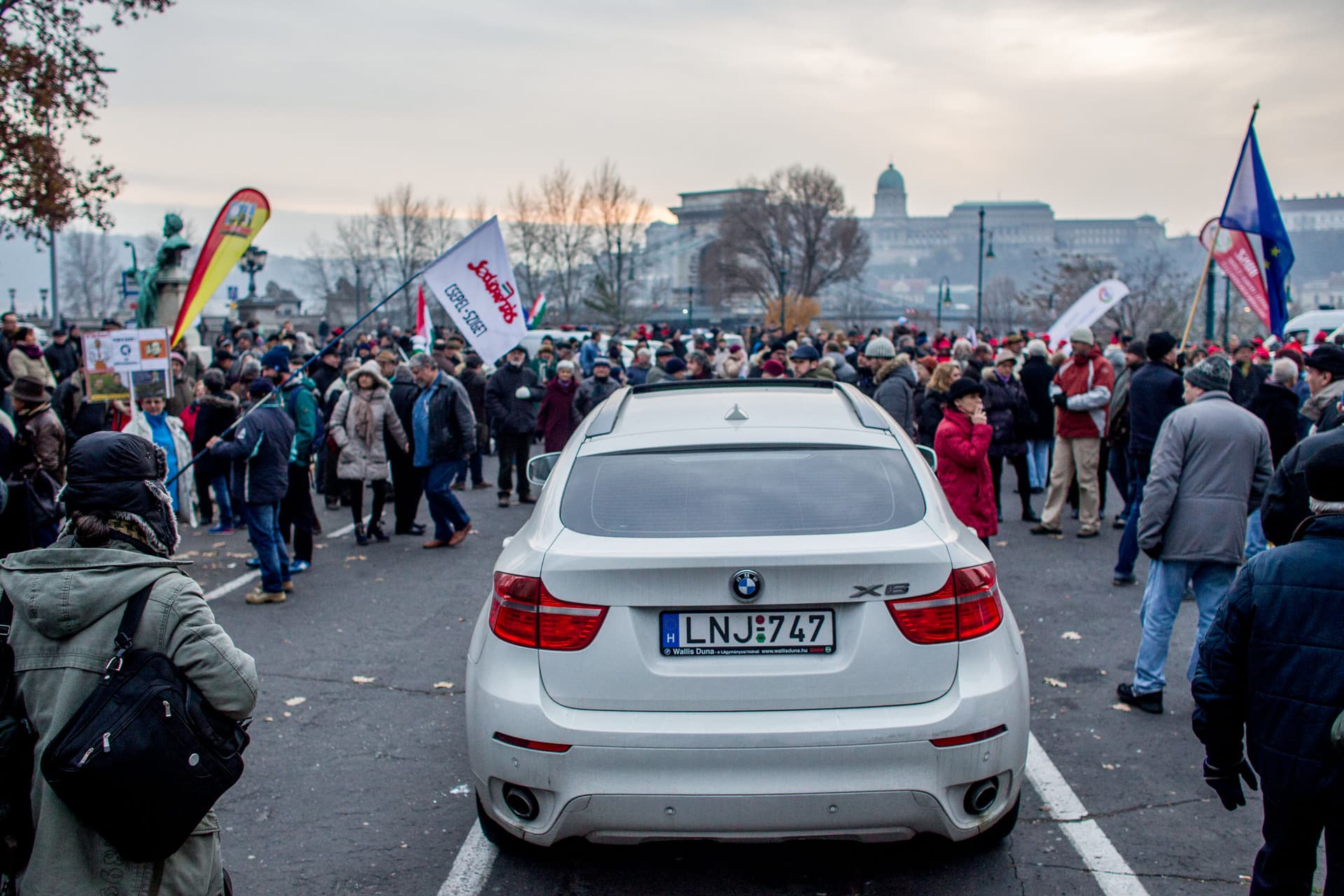 büdzséellenes demonstráció