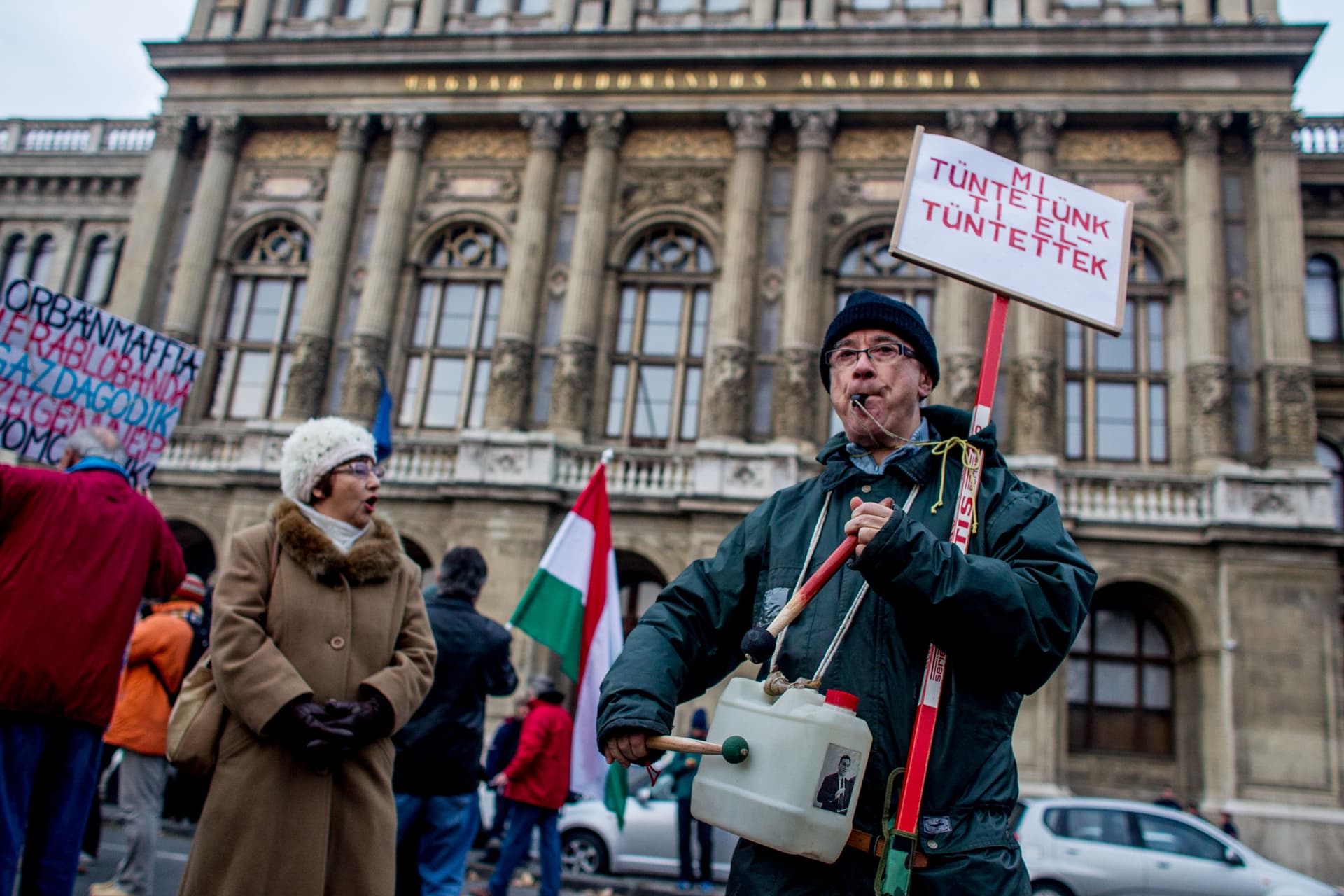 büdzséellenes demonstráció