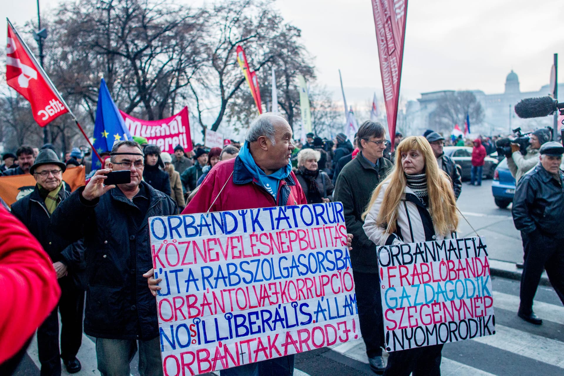 büdzséellenes demonstráció