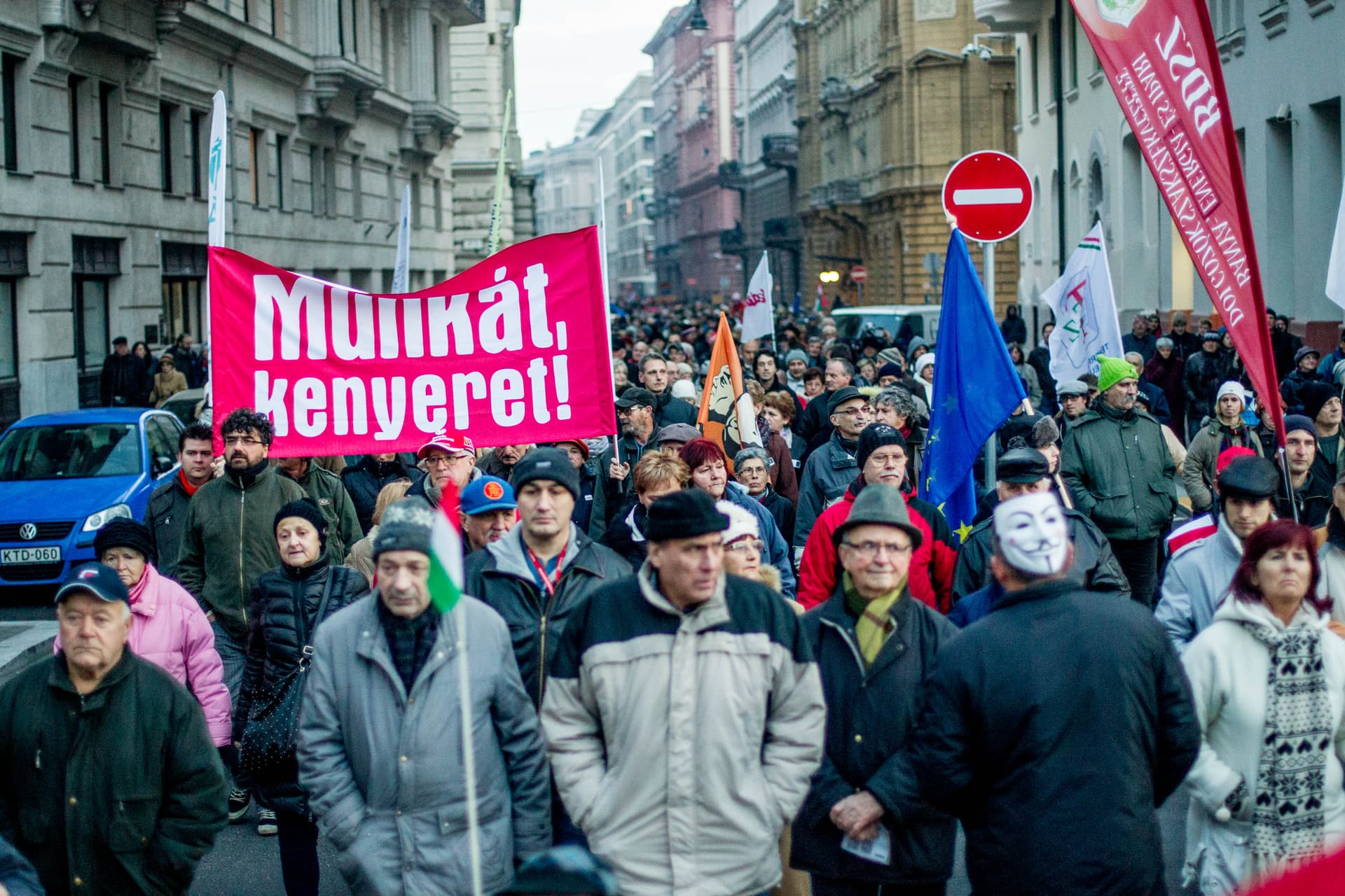 büdzséellenes demonstráció