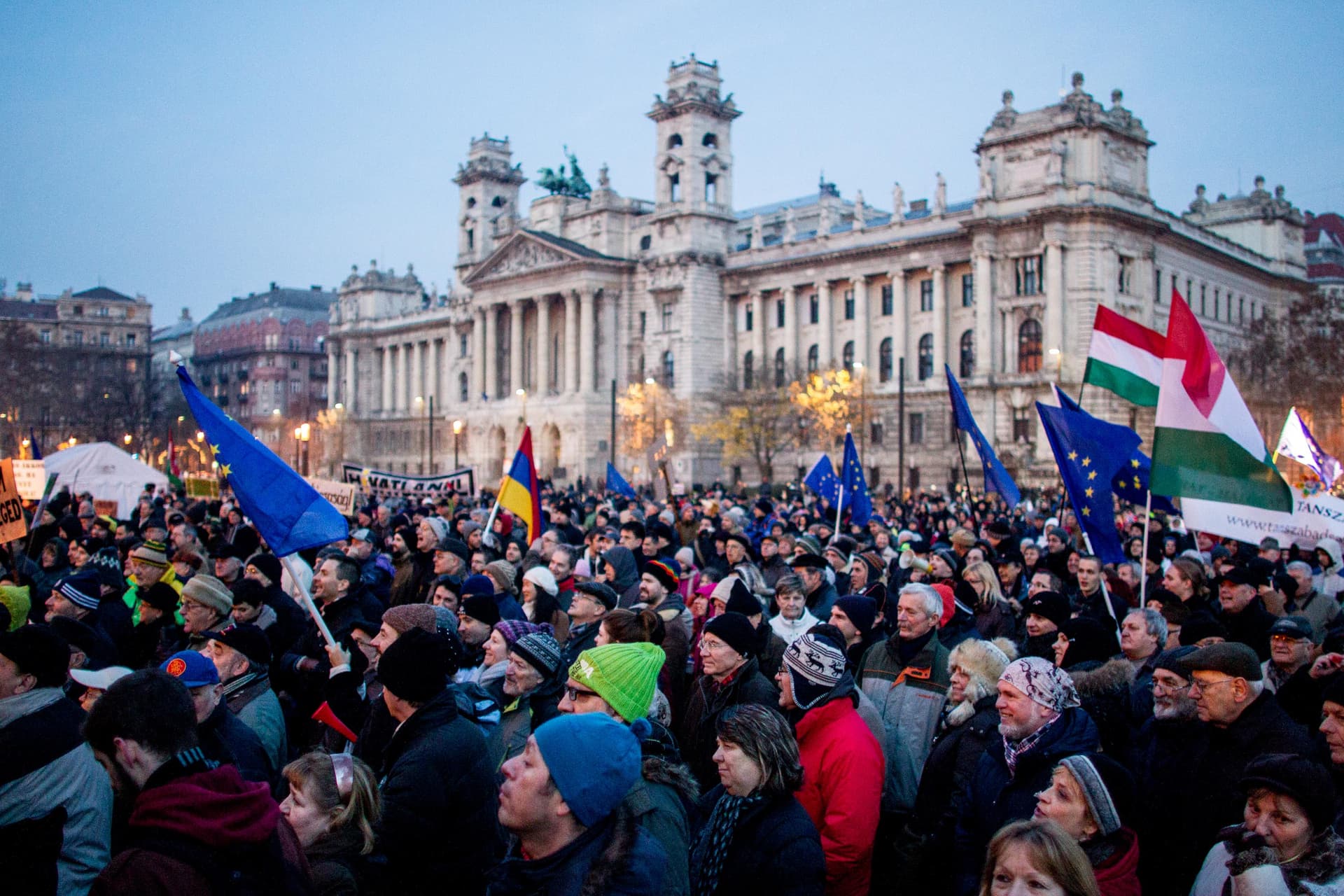 büdzséellenes demonstráció