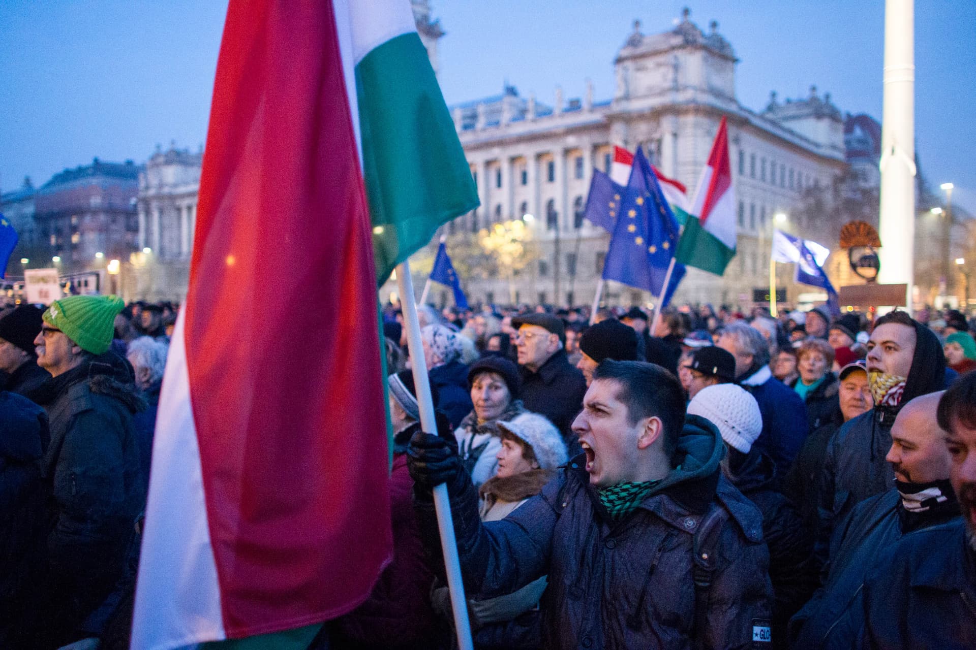büdzséellenes demonstráció