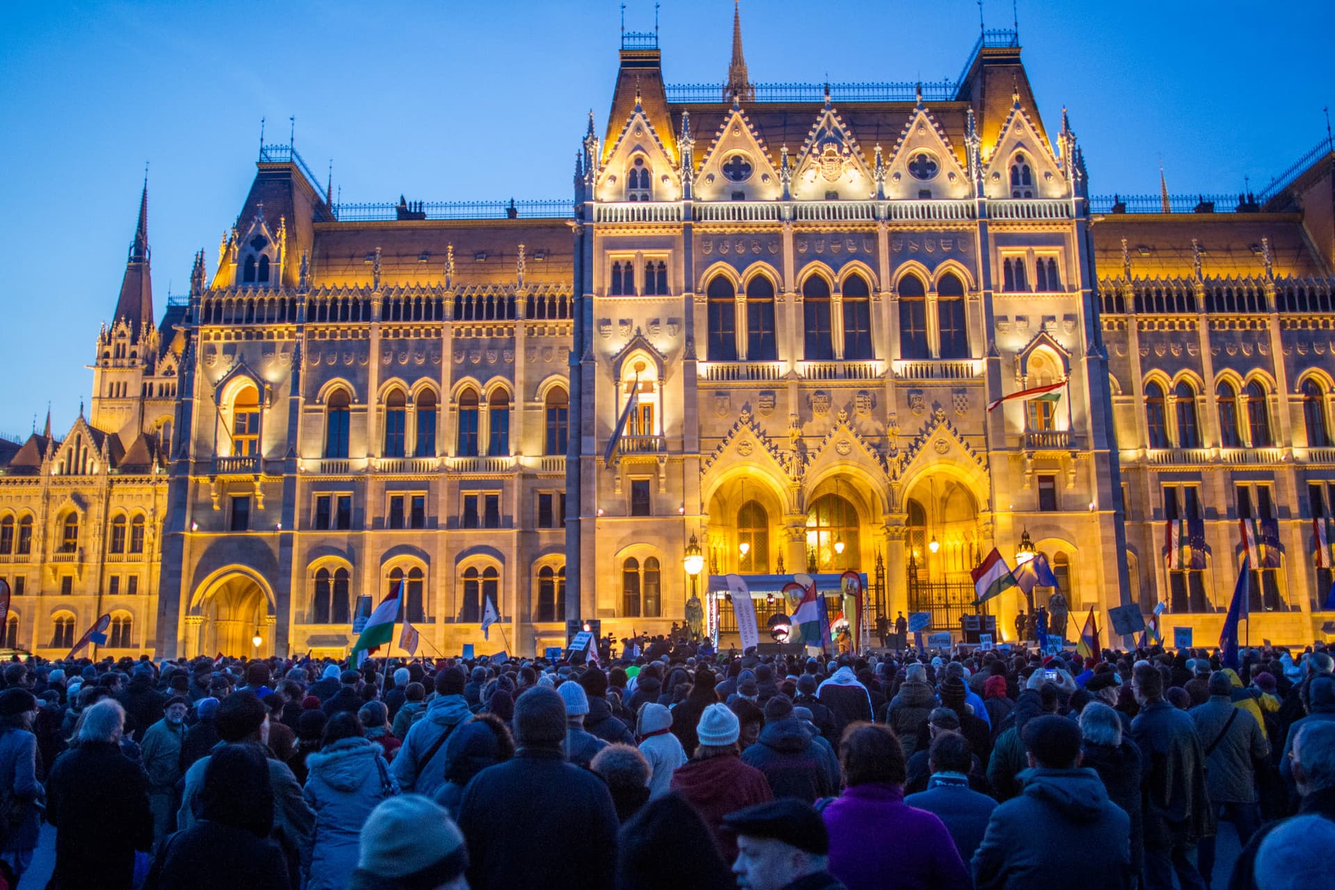 büdzséellenes demonstráció