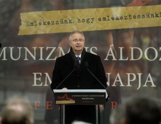 kommunizmus emléknap