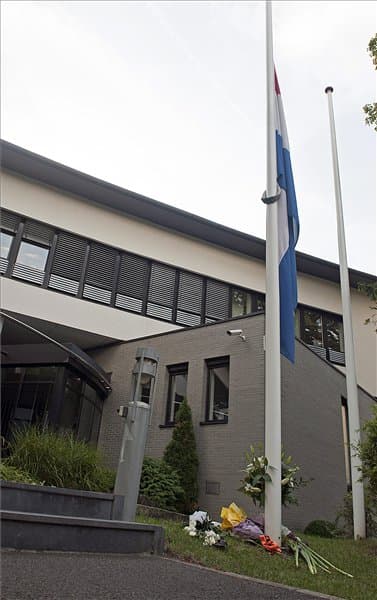 Gyertyagyújtás a holland nagykövetség előtt (HU)