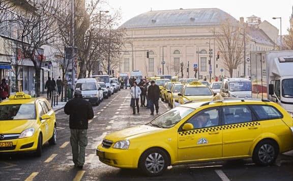 Május óta harmincöt taxi rendszámát vonta be a hatóság
