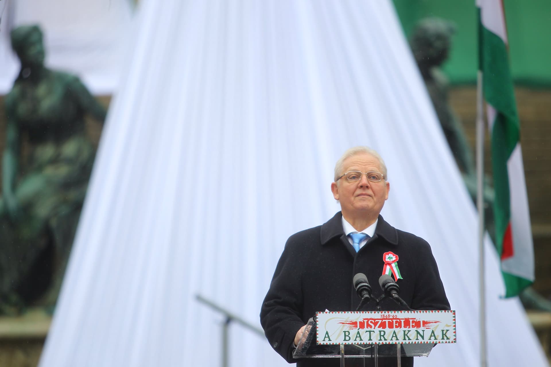Március 15 Orbán Tarlós zászló