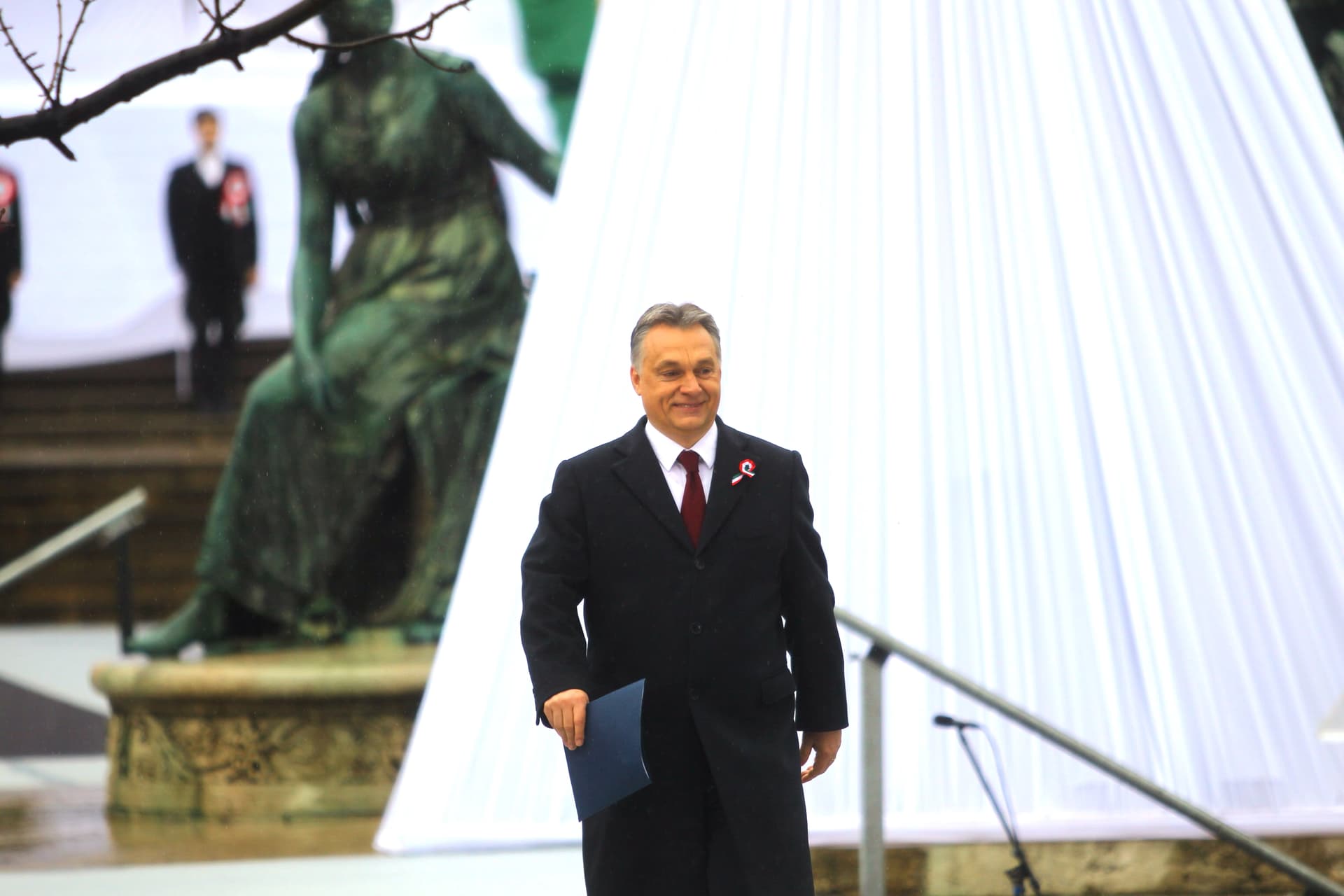 Március 15 Orbán Tarlós zászló
