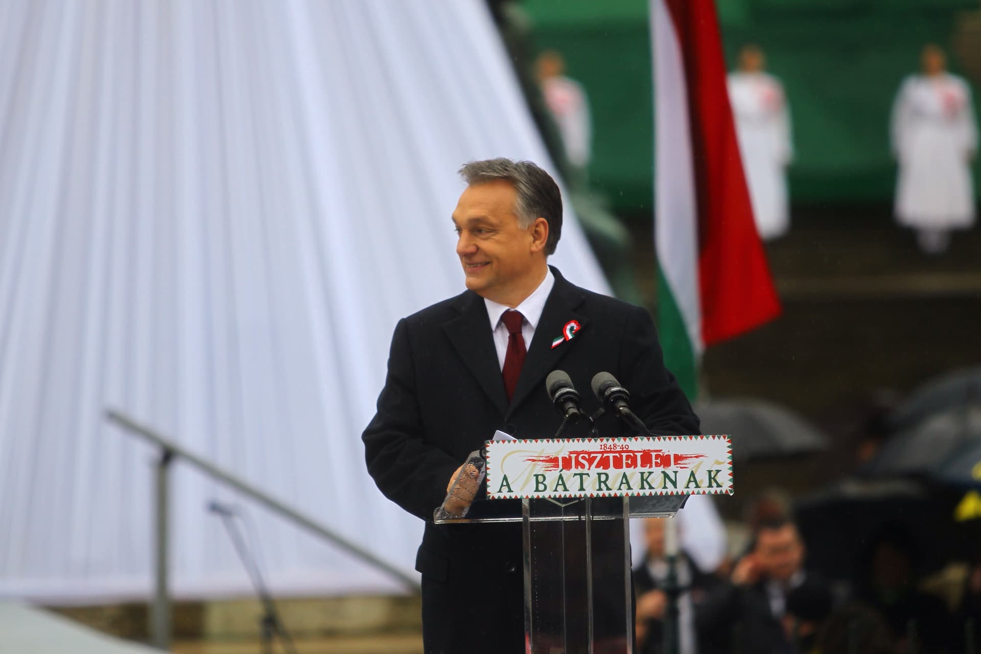 Március 15 Orbán Tarlós zászló