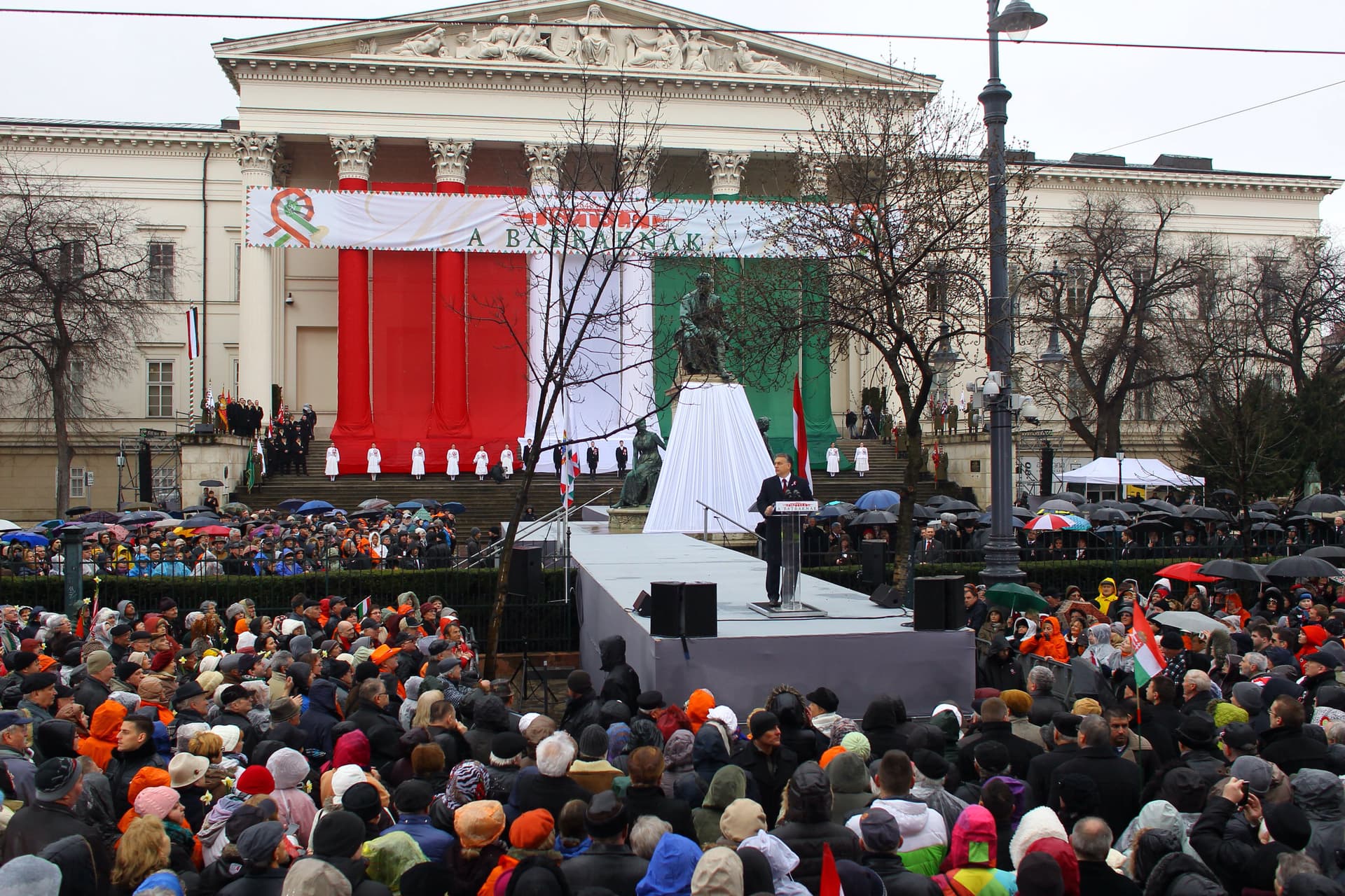 Március 15 Orbán Tarlós zászló