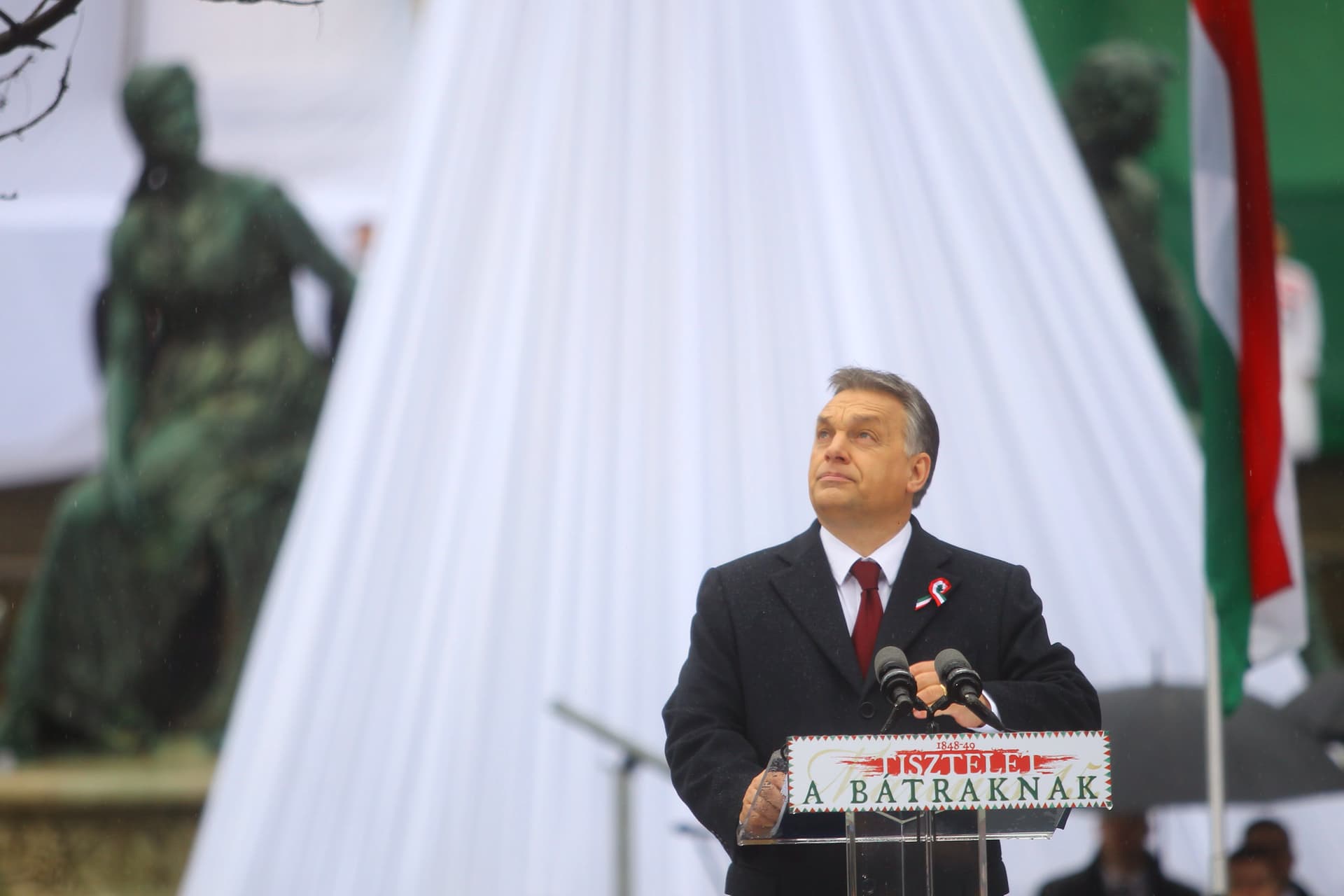 Március 15 Orbán Tarlós zászló