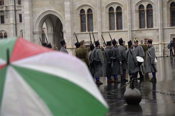 Március 15 Orbán Tarlós zászló