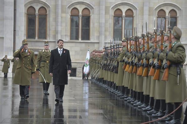 Március 15 Orbán Tarlós zászló