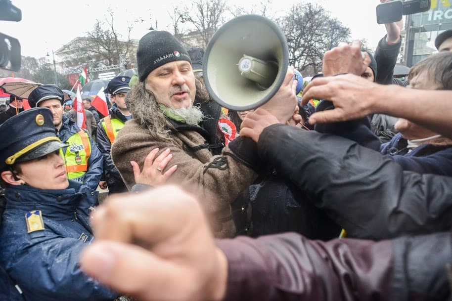 Március 15 Orbán Tarlós zászló