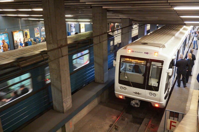 Felújított 3-as metrószerelvények
