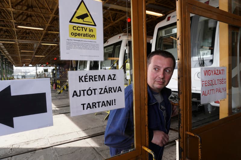 Felújított 3-as metrószerelvények