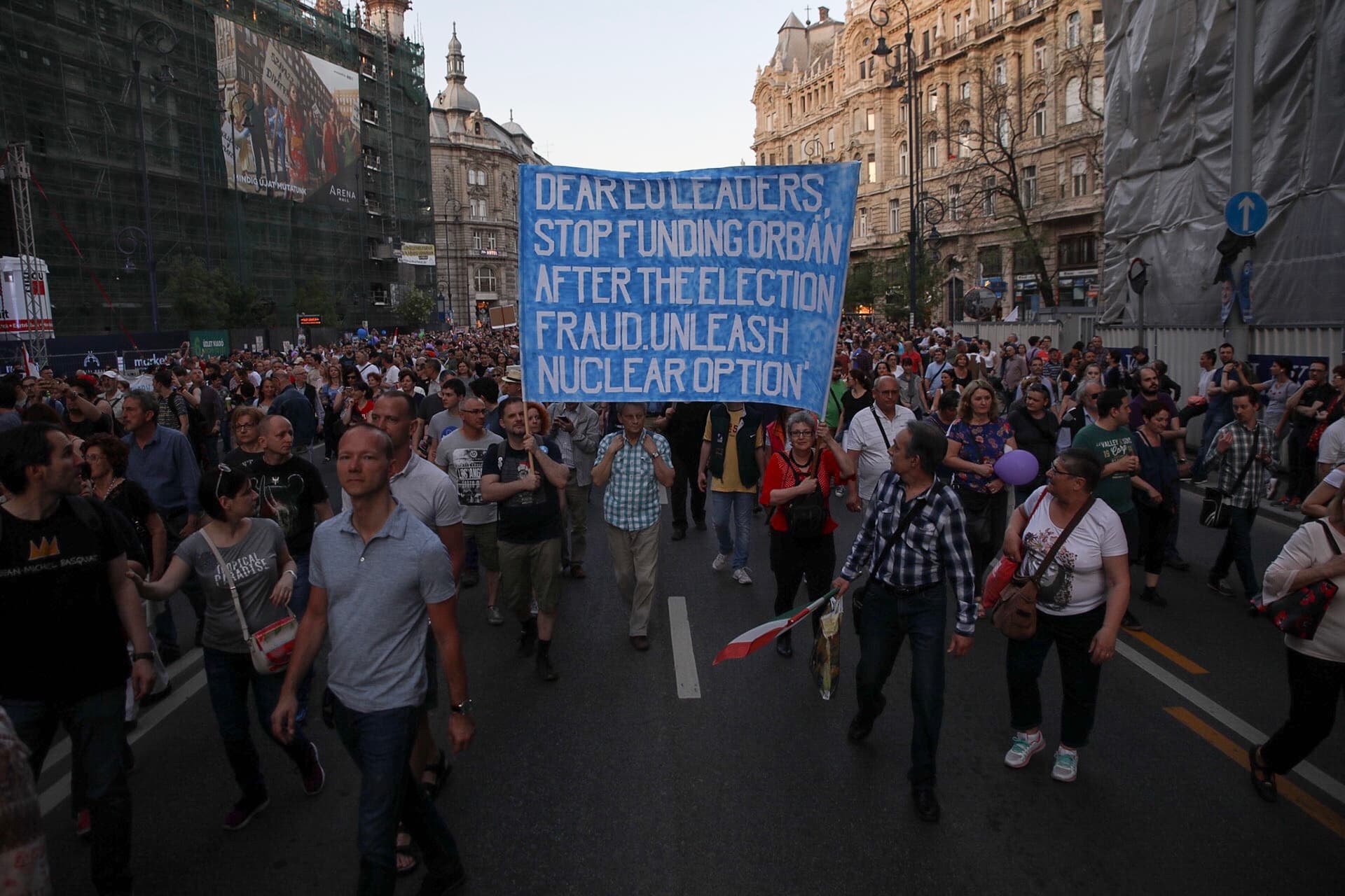 ellenzéki tüntetés április 21