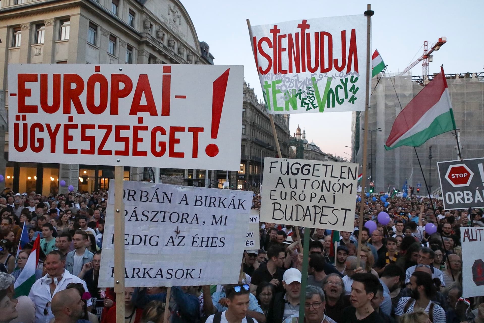 ellenzéki tüntetés április 21