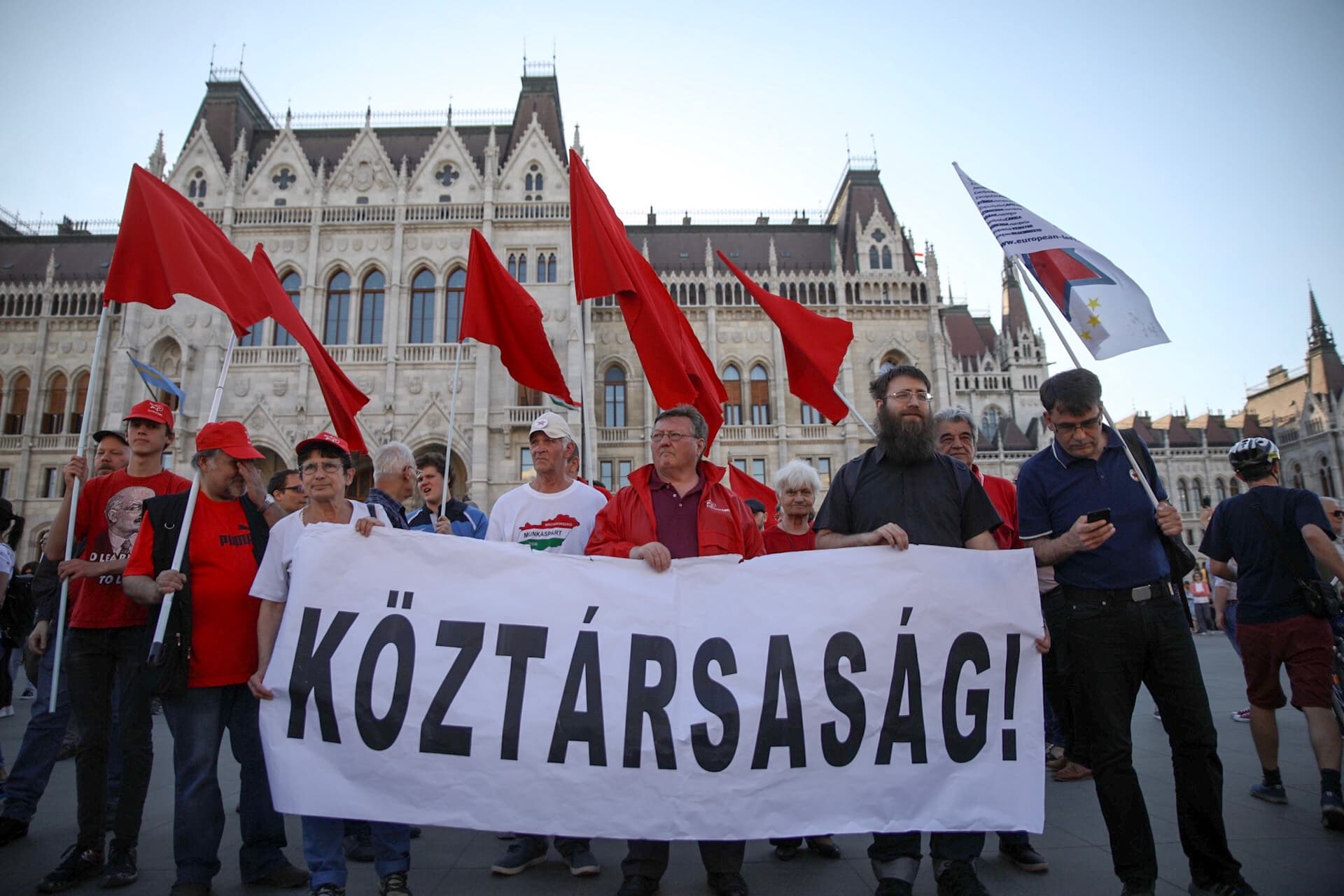 ellenzéki tüntetés április 21
