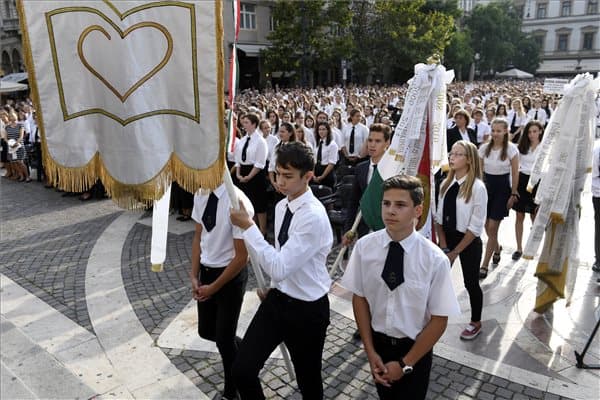 Erdő Péter erdesítése, az erdei tanévkezdő misén, fapadon