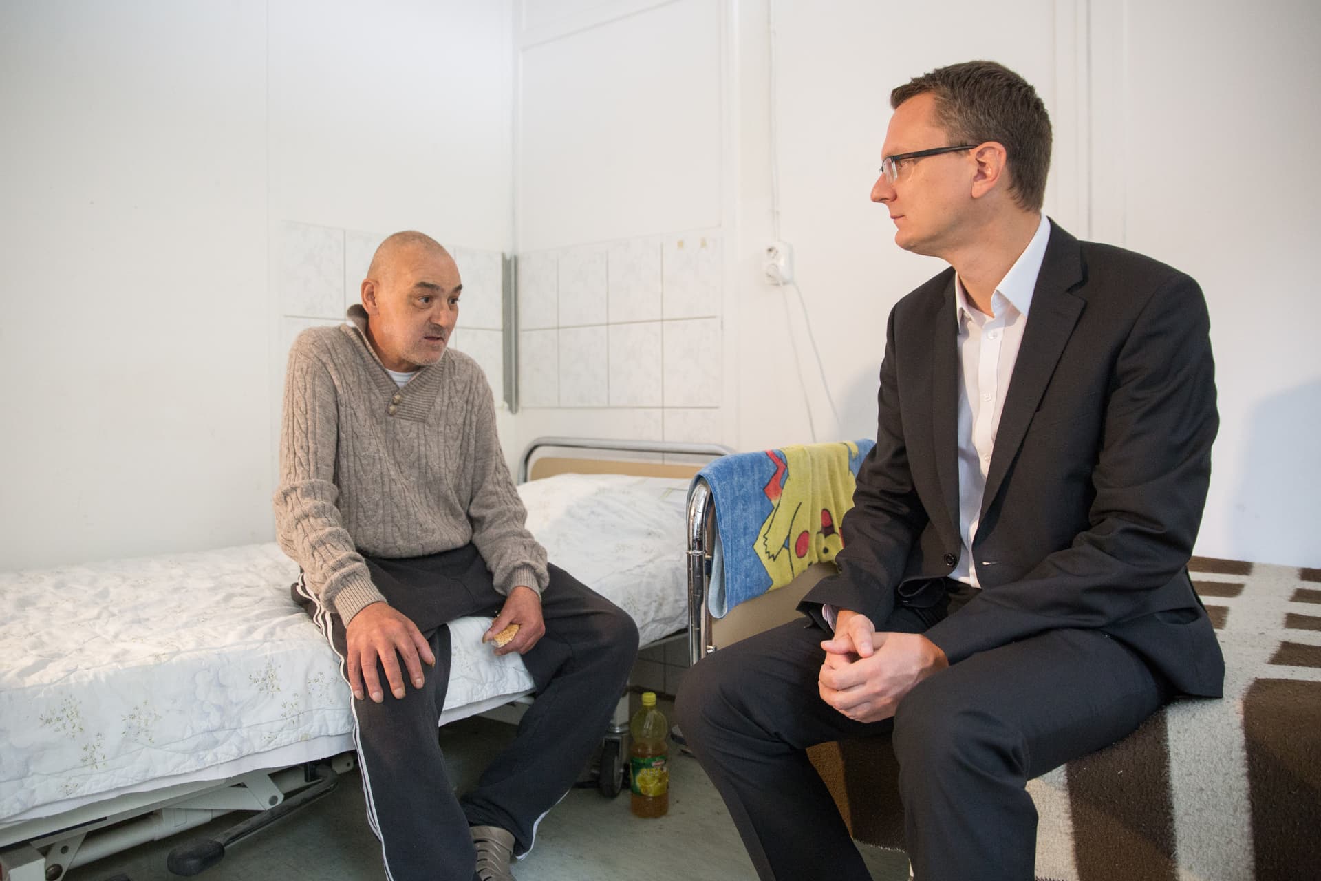 Rétvári hajléktalanokat látogat