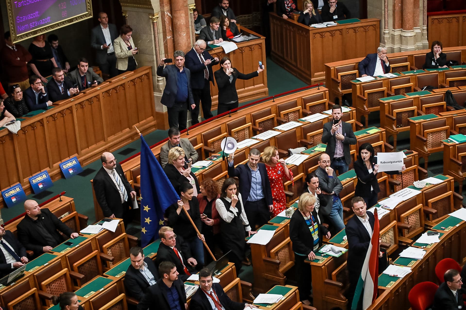 Botrány a parlamentben