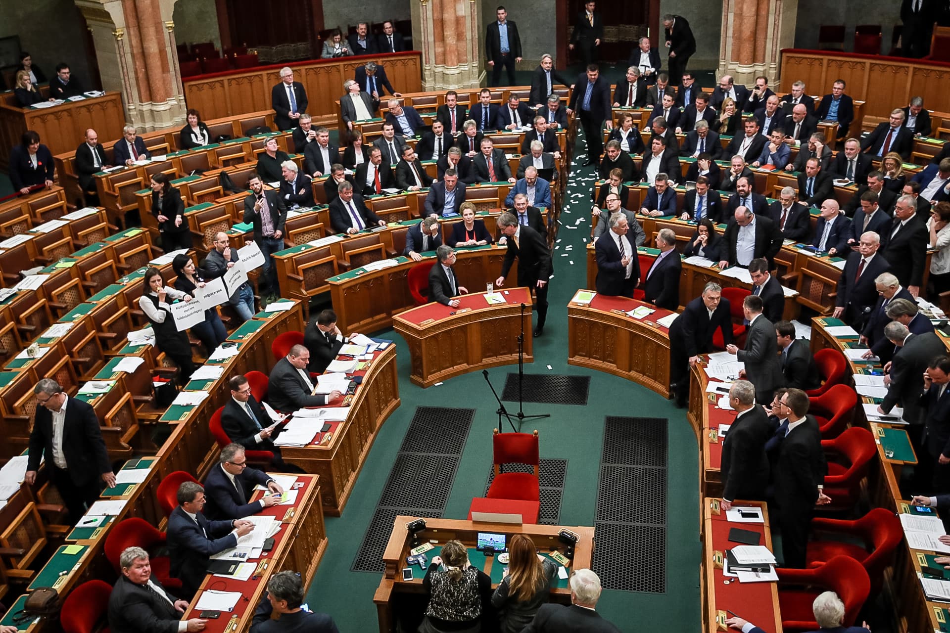Botrány a parlamentben