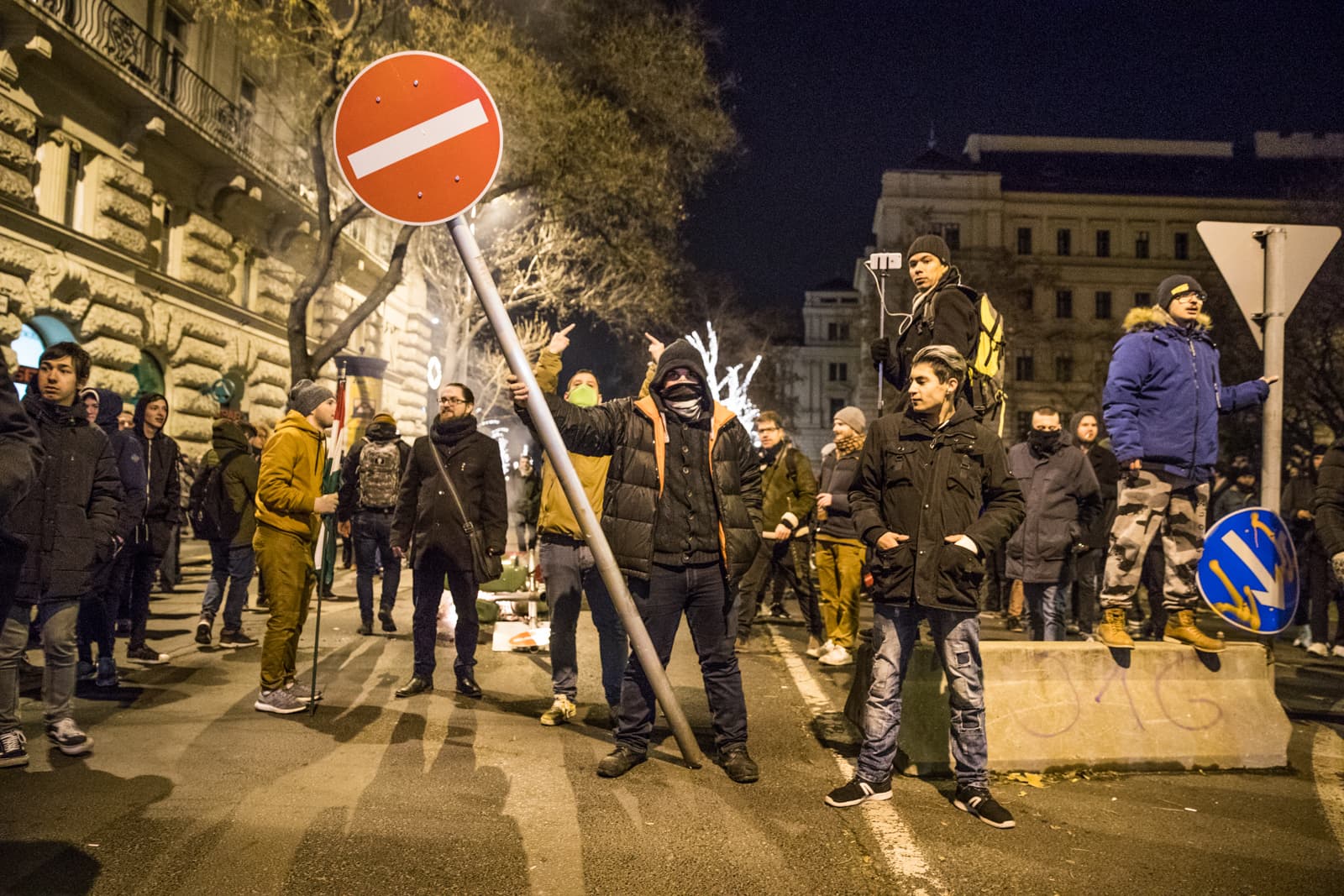 Ellenzéki tüntetés éjszaka
