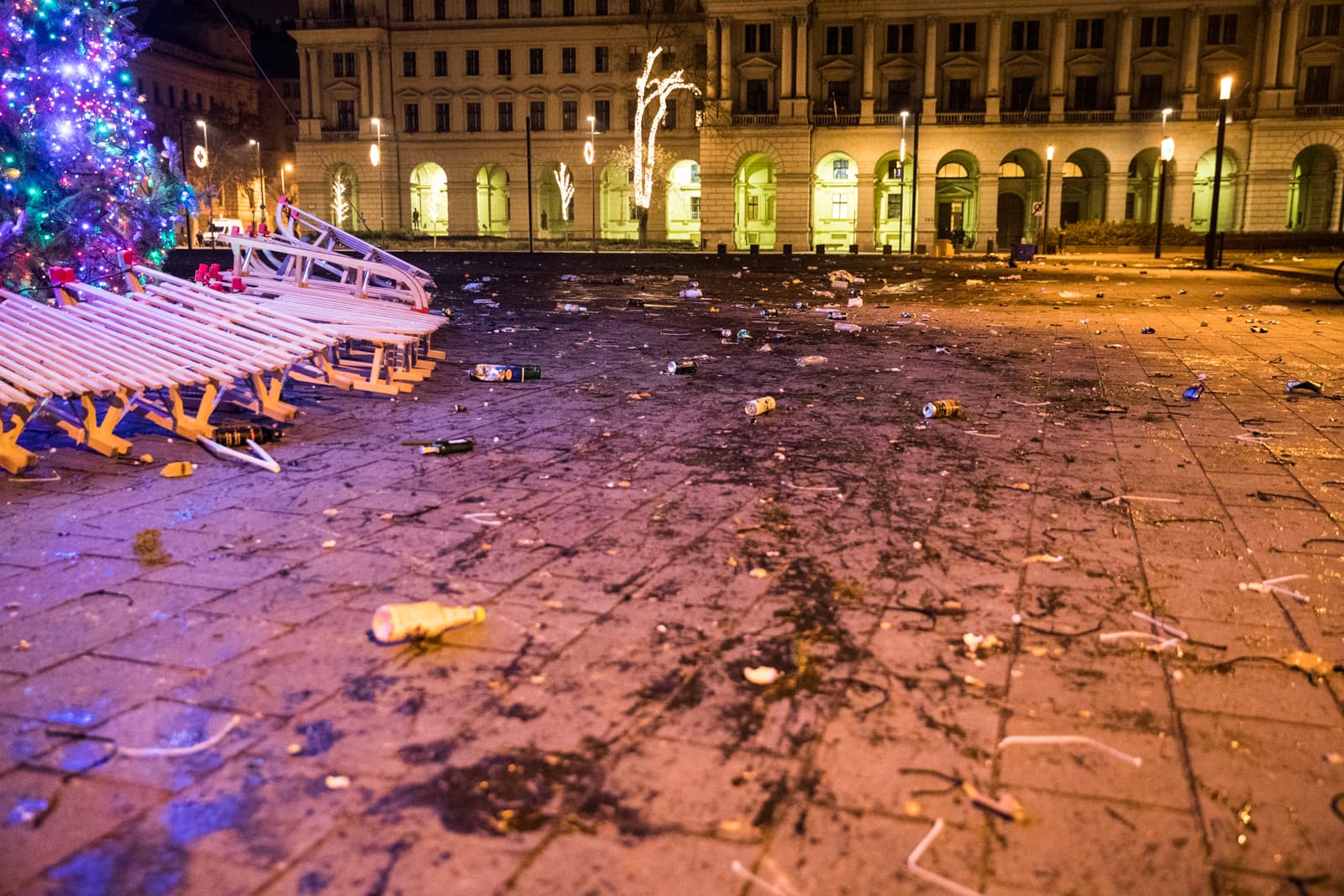Ellenzéki tüntetés éjszaka