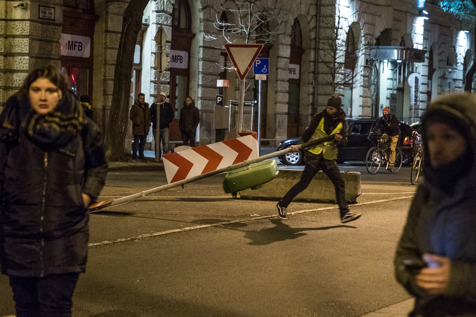 Ellenzéki tüntetés éjszaka