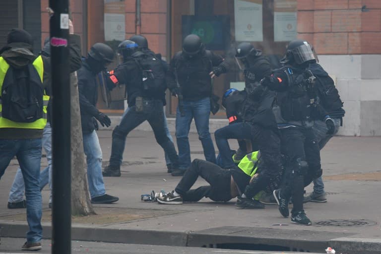 sárgamellényes tüntetés párizs 0126