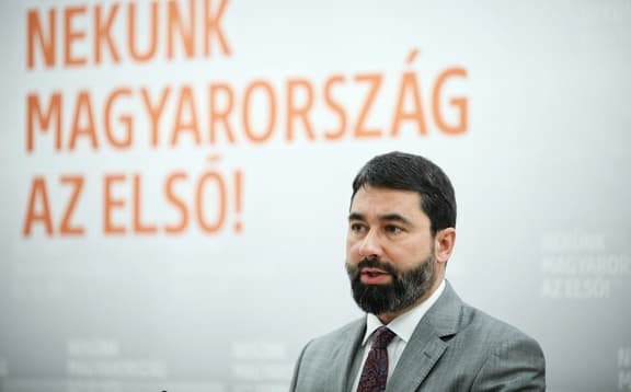 Hidvéghi: A bevándorláspártiak csúcsjelöltje kiáll a migránskártyák mellett