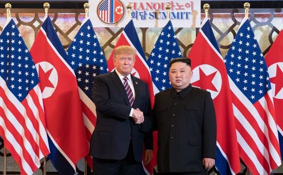 Észak-Korea ismét fegyvereket tesztelt