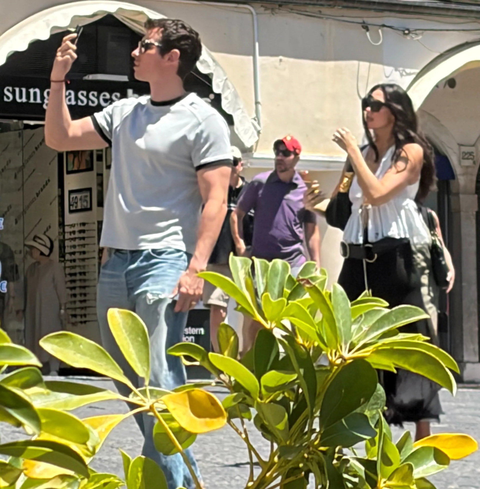 Férjhez ment Dua Lipa – egy brit színész lett az énekesnő férje