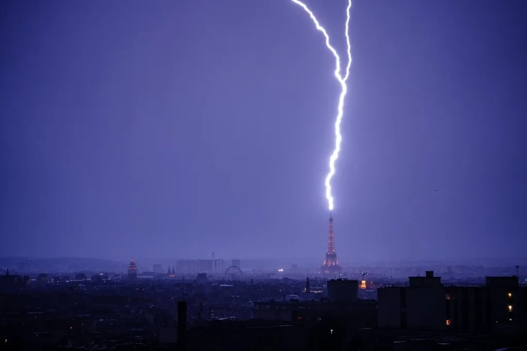 Villám csapott az Eiffel-toronyba + VIDEÓ