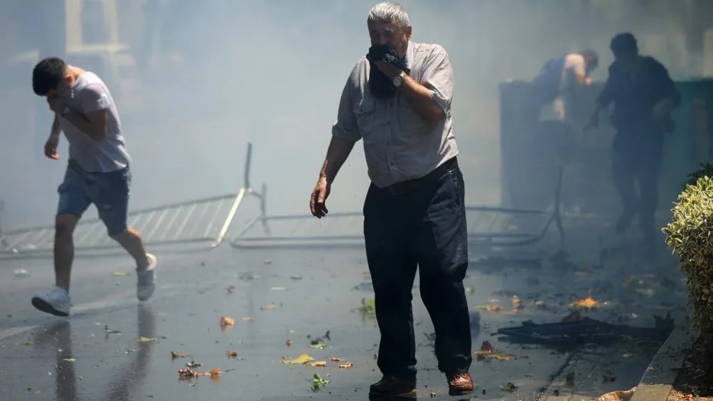Könnygázzal oszlatta fel a korrupcióellenes tüntetőket az albán rendőrség