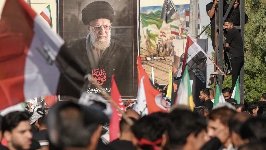 Több tízezren Ali Hamenei gyászszertartásán
