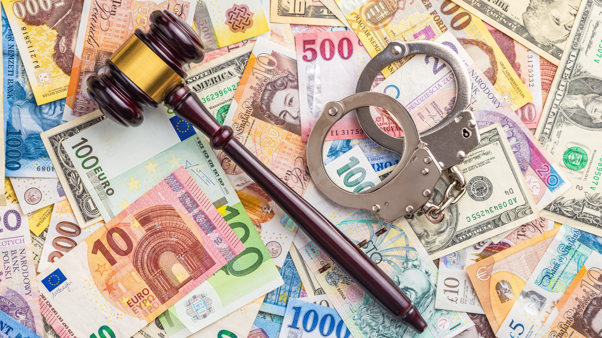 Öt ügyben összesen 106 milliárdos károkozás miatt tett feljelentést a Miniszterelnökség