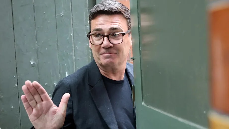 Burnham előtt is ott lebeg Churchill árnyéka