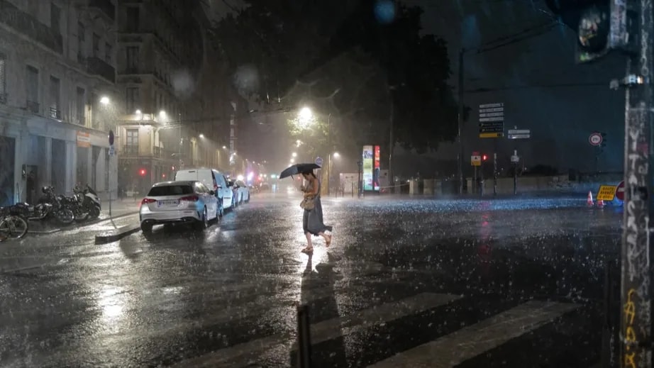Áldozatokat követelő viharokkal ért véget a kánikula Franciaországban