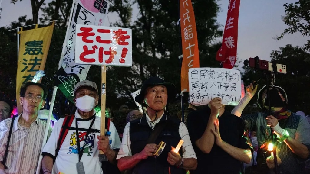 Tömegtüntetést tartottak Tokióban a japán újrafegyverkezés ellen