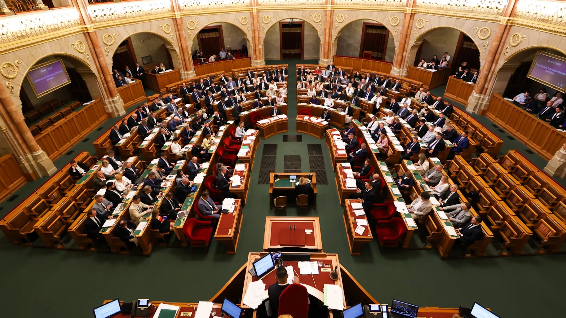 Országgyűlés: elfogadhatják a képviselők az iskolakezdési támogatás bevezetésével összefüggő törvénymódosítást 