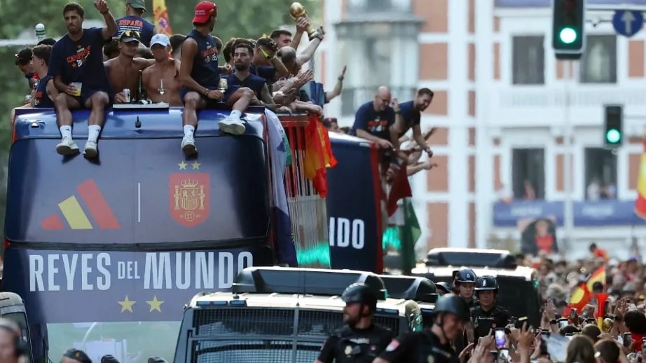 Győzelmi körúttal ünnepel a spanyol válogatott 