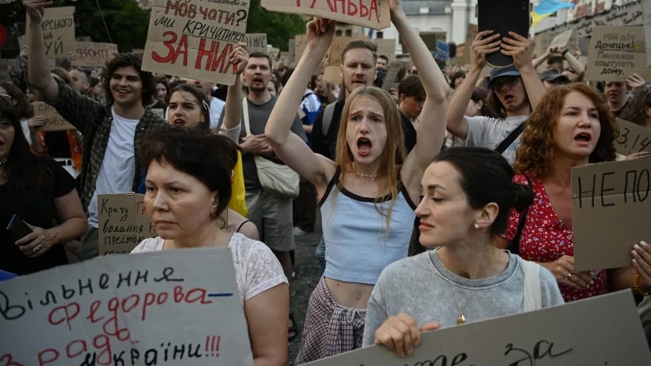 A védelmi miniszter visszahelyezését követelték, majd Zelenszkij katonai vezetőkkel tárgyalt