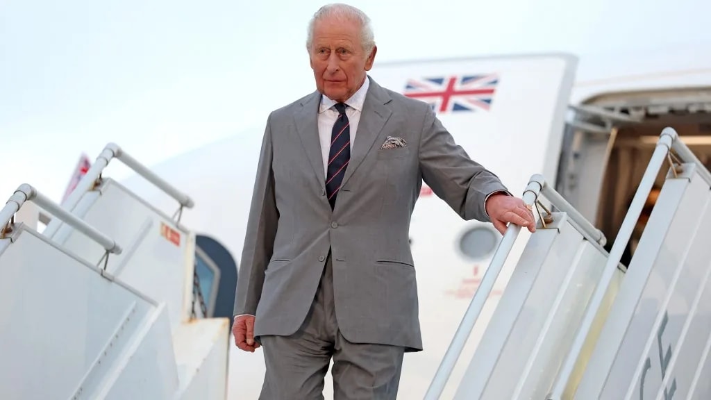 A brit királyi család kereskedelmi járatokkal repül?