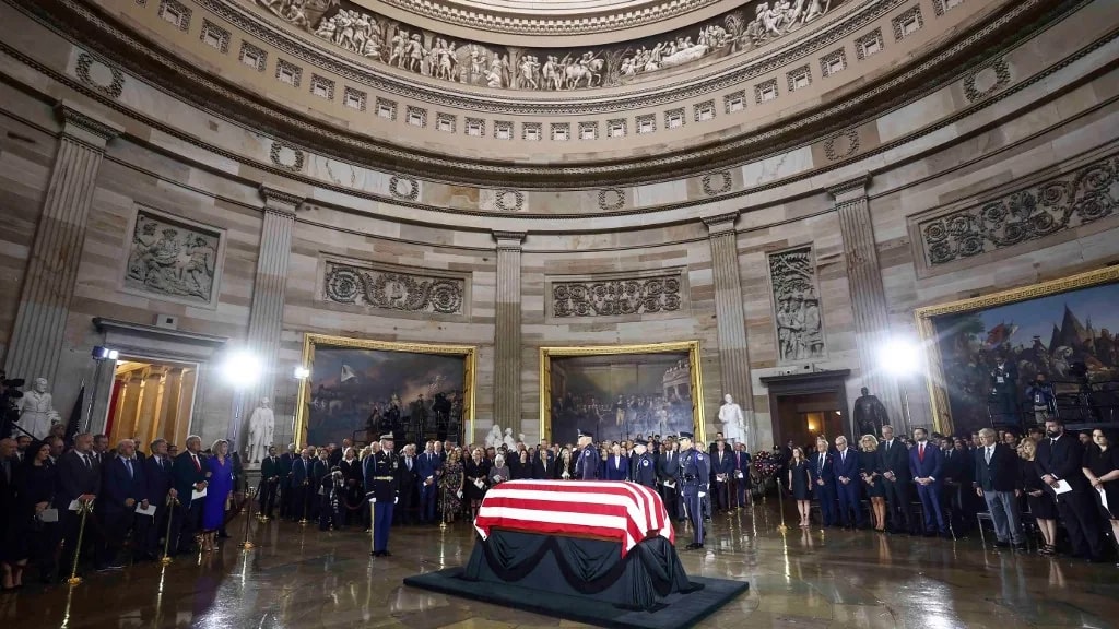 Trump is lerója tiszteletét Lindsey Graham szenátor előtt