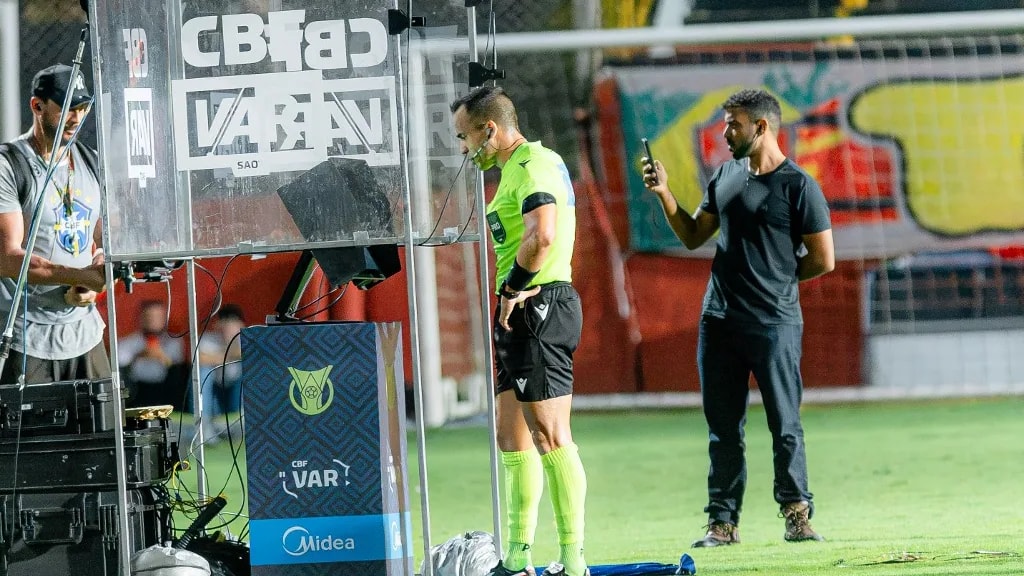 Kevesebb, gyorsabb és egységesebb videobírót ígér az UEFA
