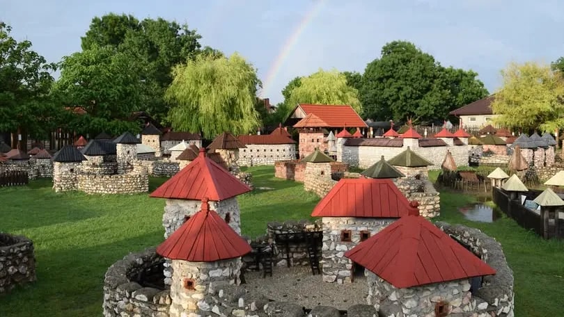 Őszi programokkal várja a családokat a dinnyési Várpark