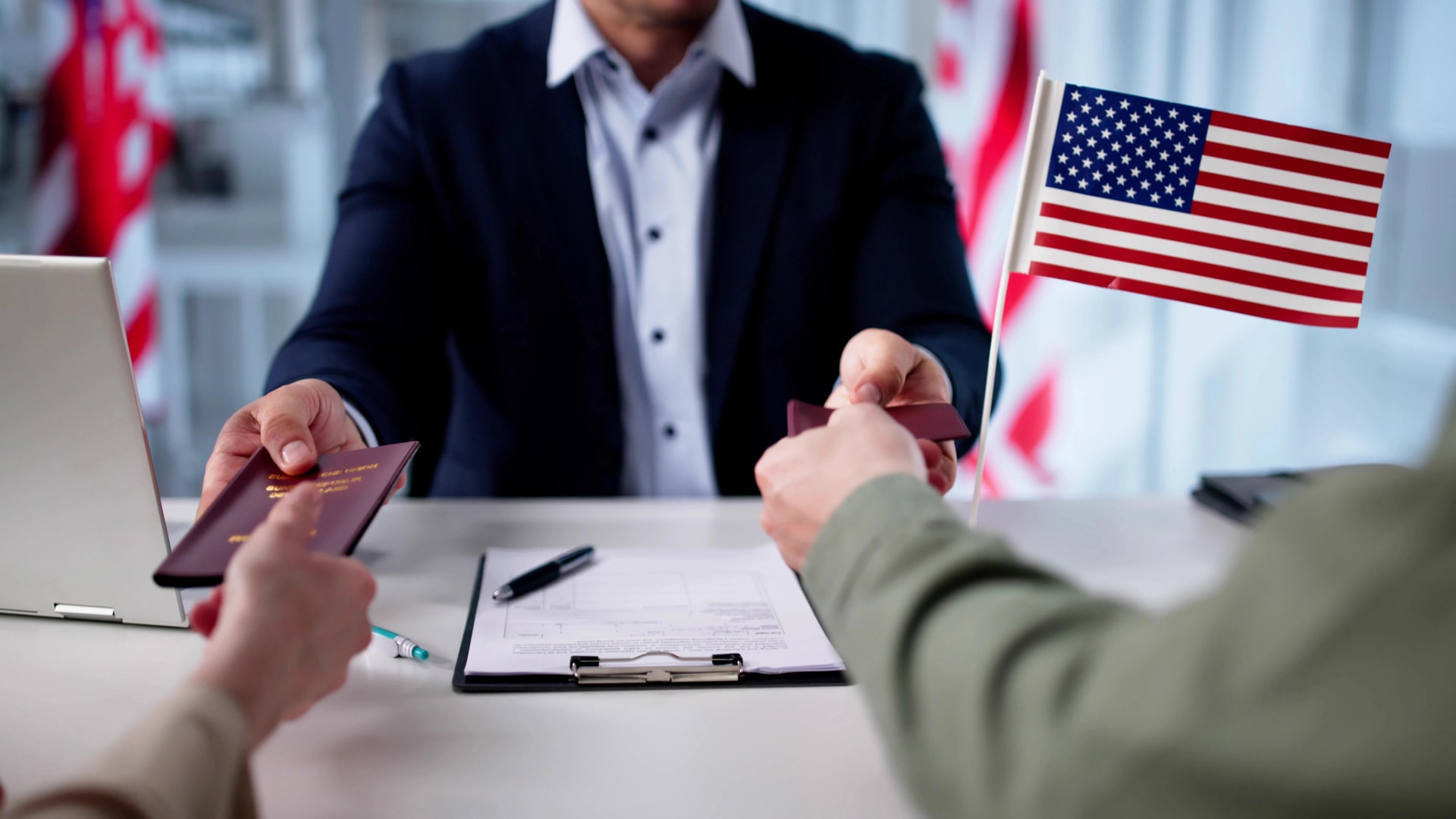 Washington külön utat nyitott Magyarországnak – újraindult az amerikai bevándorlóvízumok feldolgozása