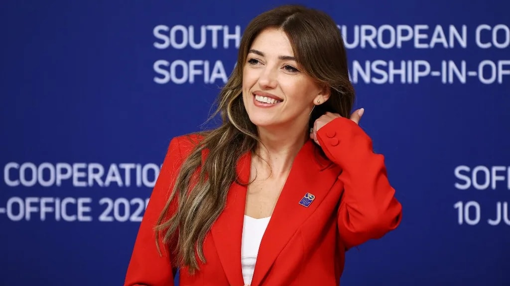 Albulena Haxhiut újraválasztották a koszovói parlament elnökévé